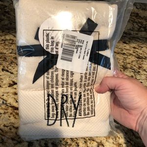 Rae Dunn Hand towels NWT!